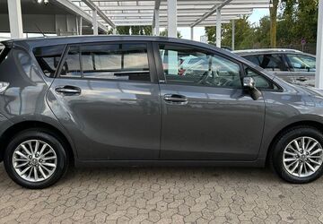 Toyota Verso 174.000 km 13.950 &euro; Dinslaken 46539